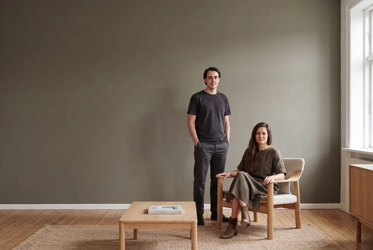 Wohnzimmer mit graubraun gestrichener Wand und Couchtisch aus Holz – re-box Wandfarben-Kollektion Braun